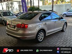 VOLKSWAGEN JETTA 2.0 COMFORTLINE TIPTRONIC 2012/2013 V10 VEÍCULOS CAXIAS DO SUL / Carros no Vale
