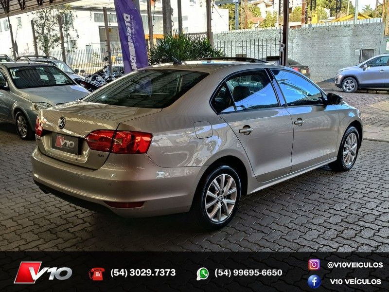 VOLKSWAGEN JETTA 2.0 COMFORTLINE TIPTRONIC 2012/2013 V10 VEÍCULOS CAXIAS DO SUL / Carros no Vale