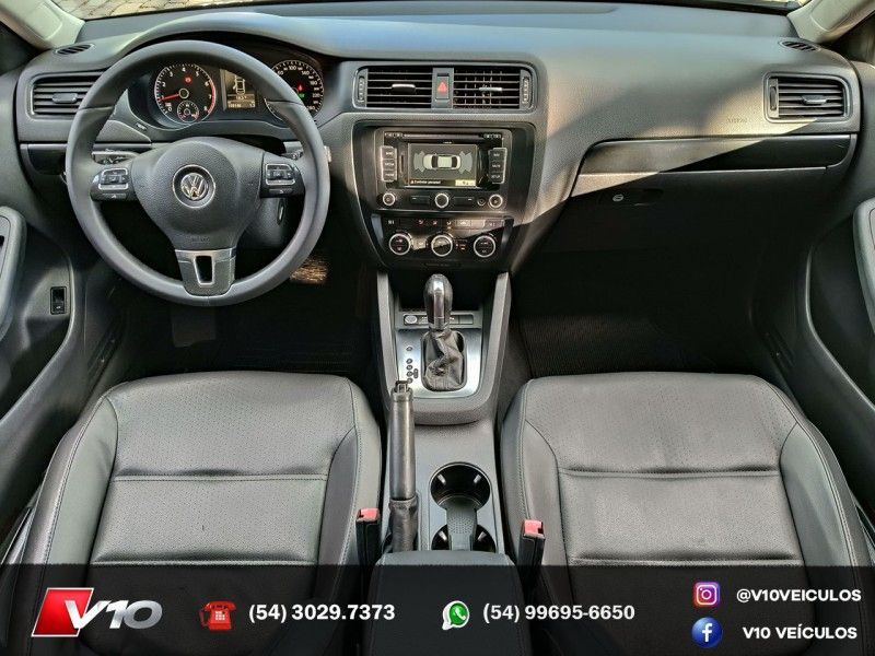 VOLKSWAGEN JETTA 2.0 COMFORTLINE TIPTRONIC 2012/2013 V10 VEÍCULOS CAXIAS DO SUL / Carros no Vale
