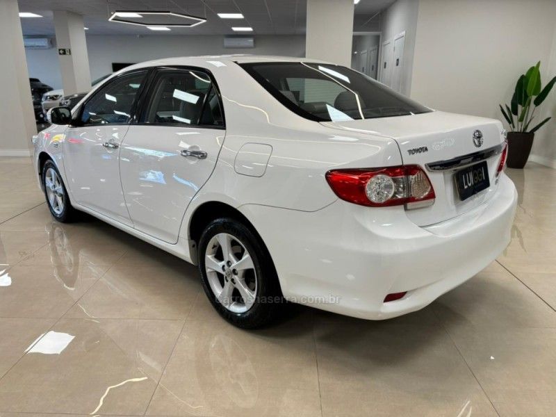 TOYOTA COROLLA 2.0 XEI 16V 2013/2014 LUIGGI AUTOMÓVEIS CARLOS BARBOSA / Carros no Vale TOYOTA COROLLA 2.0 XEI 16V 2013/2014 LUIGGI AUTOMÓVEIS CARLOS BARBOSA / Carros no Vale