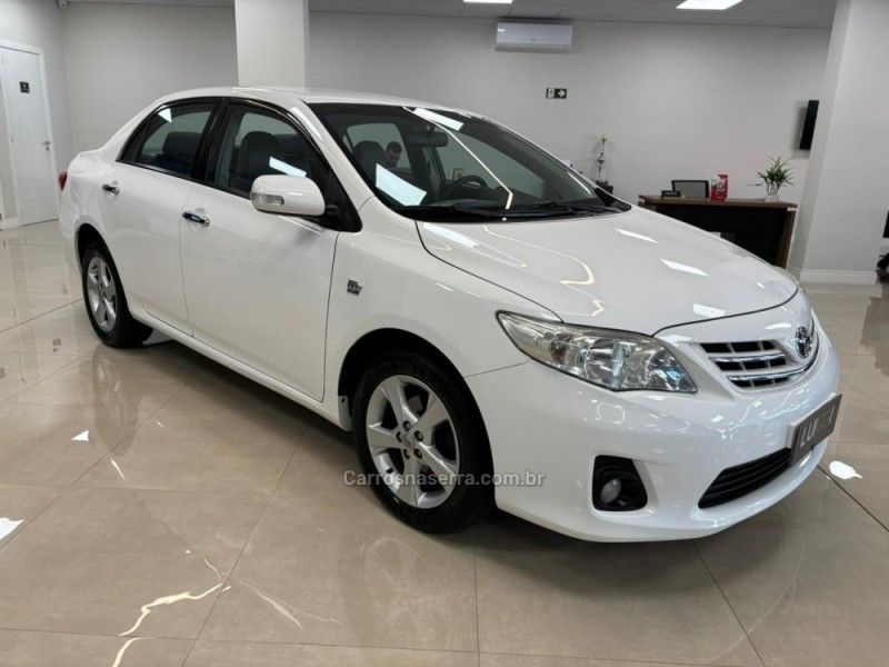 TOYOTA COROLLA 2.0 XEI 16V 2013/2014 LUIGGI AUTOMÓVEIS CARLOS BARBOSA / Carros no Vale TOYOTA COROLLA 2.0 XEI 16V 2013/2014 LUIGGI AUTOMÓVEIS CARLOS BARBOSA / Carros no Vale