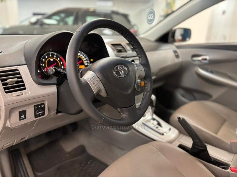 TOYOTA COROLLA 2.0 XEI 16V 2013/2014 LUIGGI AUTOMÓVEIS CARLOS BARBOSA / Carros no Vale TOYOTA COROLLA 2.0 XEI 16V 2013/2014 LUIGGI AUTOMÓVEIS CARLOS BARBOSA / Carros no Vale