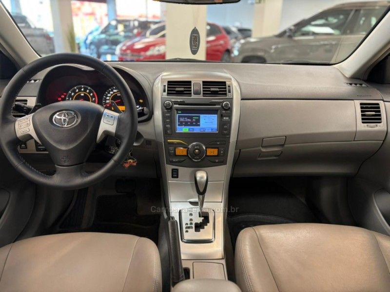 TOYOTA COROLLA 2.0 XEI 16V 2013/2014 LUIGGI AUTOMÓVEIS CARLOS BARBOSA / Carros no Vale TOYOTA COROLLA 2.0 XEI 16V 2013/2014 LUIGGI AUTOMÓVEIS CARLOS BARBOSA / Carros no Vale