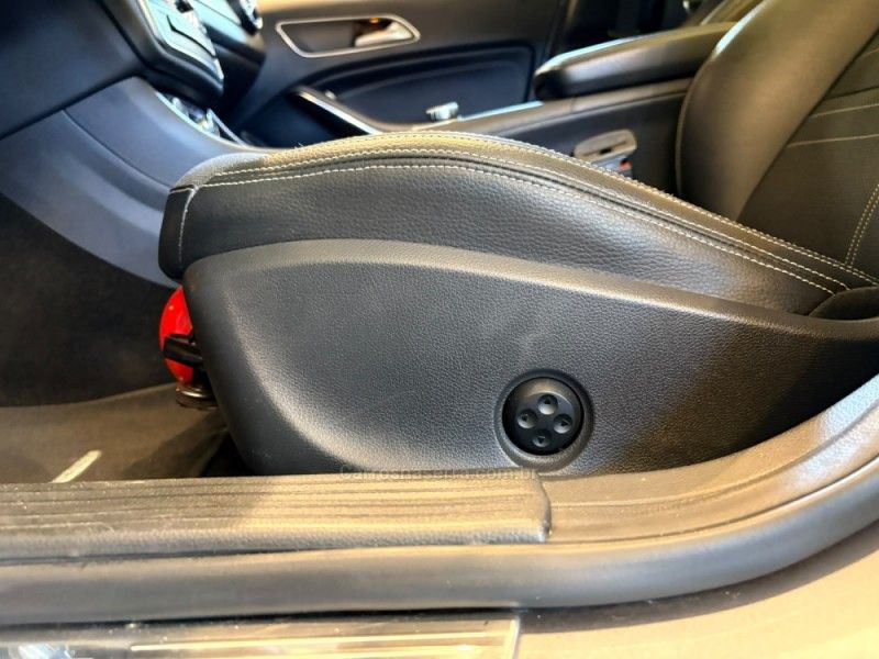 MERCEDES-BENZ GLA 200 1.6 CGI VISION BLACK EDITION 16V TURBO 2015/2015 AUTOGRIF MOTORS CAMPO BOM / Carros no Vale MERCEDES-BENZ GLA 200 1.6 CGI VISION BLACK EDITION 16V TURBO 2015/2015 AUTOGRIF MOTORS CAMPO BOM / Carros no Vale