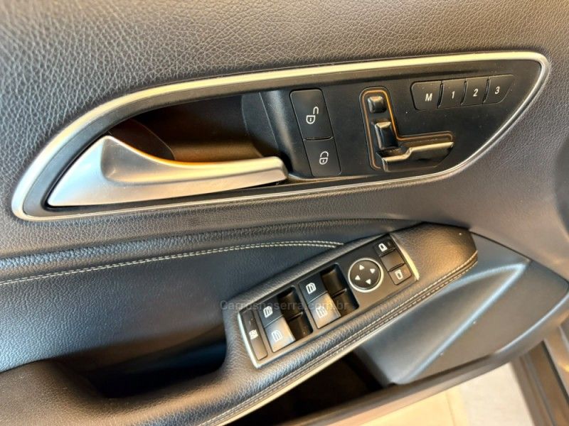MERCEDES-BENZ GLA 200 1.6 CGI VISION BLACK EDITION 16V TURBO 2015/2015 AUTOGRIF MOTORS CAMPO BOM / Carros no Vale MERCEDES-BENZ GLA 200 1.6 CGI VISION BLACK EDITION 16V TURBO 2015/2015 AUTOGRIF MOTORS CAMPO BOM / Carros no Vale