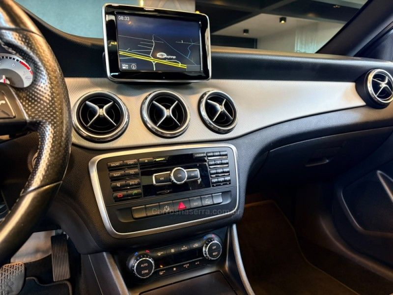 MERCEDES-BENZ GLA 200 1.6 CGI VISION BLACK EDITION 16V TURBO 2015/2015 AUTOGRIF MOTORS CAMPO BOM / Carros no Vale MERCEDES-BENZ GLA 200 1.6 CGI VISION BLACK EDITION 16V TURBO 2015/2015 AUTOGRIF MOTORS CAMPO BOM / Carros no Vale
