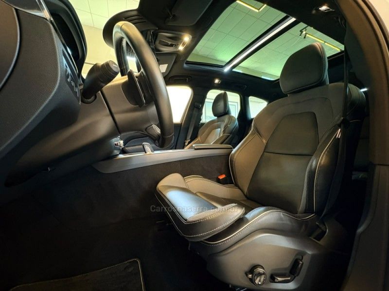 VOLVO XC60 2.0 T8 R DESIGN HYBRID 2020/2020 AUTOGRIF MOTORS CAMPO BOM / Carros no Vale VOLVO XC60 2.0 T8 R DESIGN HYBRID 2020/2020 AUTOGRIF MOTORS CAMPO BOM / Carros no Vale