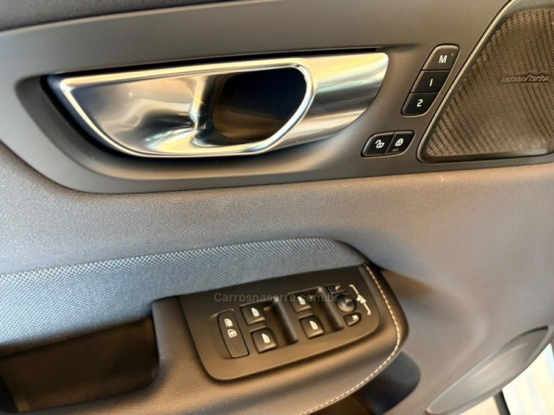 VOLVO XC60 2.0 T8 R DESIGN HYBRID 2020/2020 AUTOGRIF MOTORS CAMPO BOM / Carros no Vale VOLVO XC60 2.0 T8 R DESIGN HYBRID 2020/2020 AUTOGRIF MOTORS CAMPO BOM / Carros no Vale