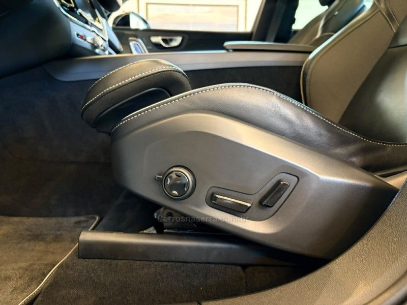 VOLVO XC60 2.0 T8 R DESIGN HYBRID 2020/2020 AUTOGRIF MOTORS CAMPO BOM / Carros no Vale VOLVO XC60 2.0 T8 R DESIGN HYBRID 2020/2020 AUTOGRIF MOTORS CAMPO BOM / Carros no Vale