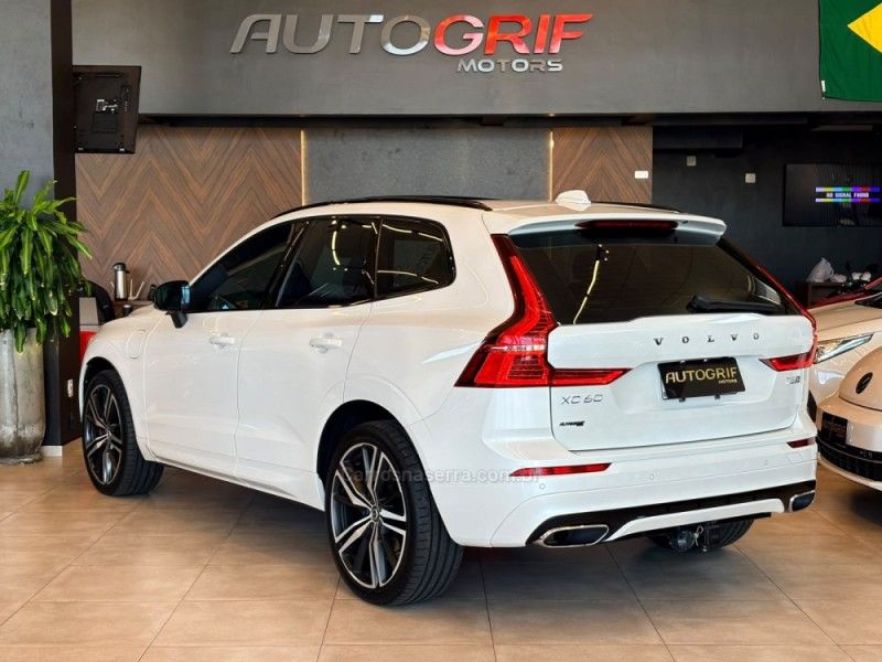 VOLVO XC60 2.0 T8 R DESIGN HYBRID 2020/2020 AUTOGRIF MOTORS CAMPO BOM / Carros no Vale VOLVO XC60 2.0 T8 R DESIGN HYBRID 2020/2020 AUTOGRIF MOTORS CAMPO BOM / Carros no Vale