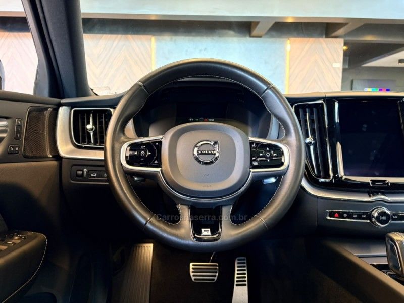 VOLVO XC60 2.0 T8 R DESIGN HYBRID 2020/2020 AUTOGRIF MOTORS CAMPO BOM / Carros no Vale VOLVO XC60 2.0 T8 R DESIGN HYBRID 2020/2020 AUTOGRIF MOTORS CAMPO BOM / Carros no Vale