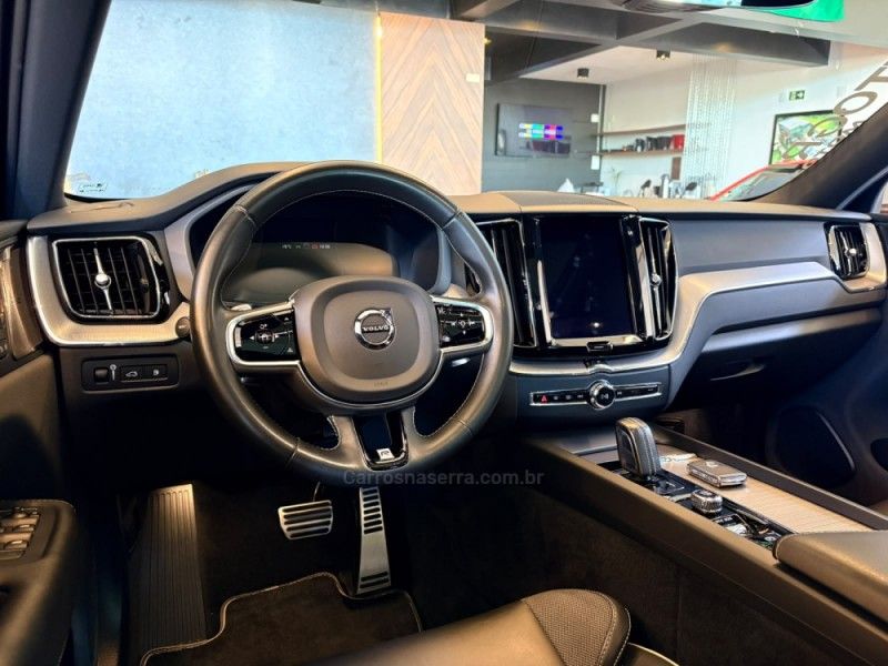 VOLVO XC60 2.0 T8 R DESIGN HYBRID 2020/2020 AUTOGRIF MOTORS CAMPO BOM / Carros no Vale VOLVO XC60 2.0 T8 R DESIGN HYBRID 2020/2020 AUTOGRIF MOTORS CAMPO BOM / Carros no Vale