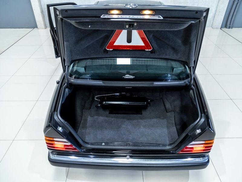 MERCEDES-BENZ E 200 2.0 CLASSIC 1993/1993 PASTORE CAR COLLECTION BENTO GONÇALVES / Carros no Vale MERCEDES-BENZ E 200 2.0 CLASSIC 1993/1993 PASTORE CAR COLLECTION BENTO GONÇALVES / Carros no Vale