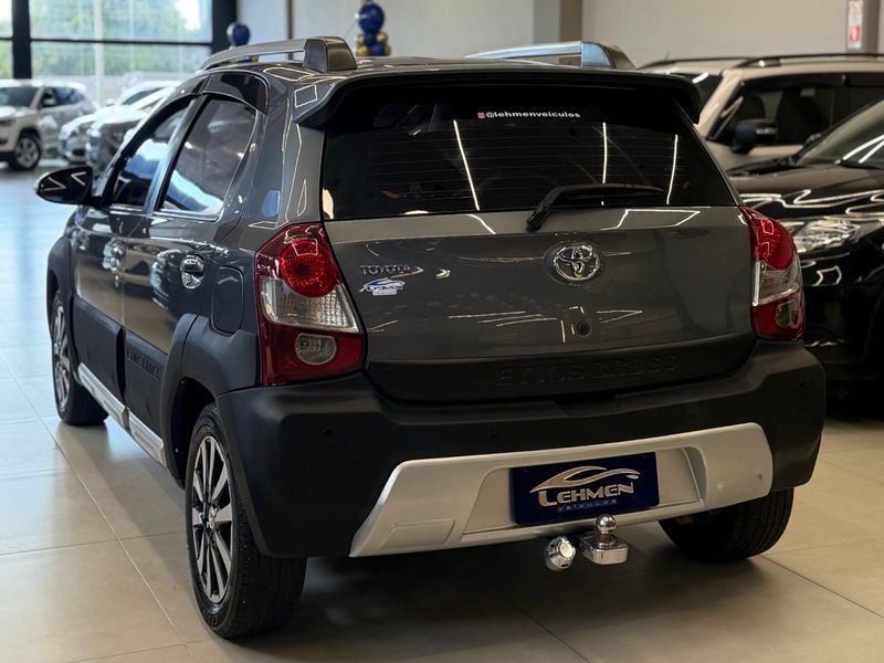 TOYOTA ETIOS CROSS 1.5 16V 2014/2015 LEHMEN VEÍCULOS VENÂNCIO AIRES / Carros no Vale