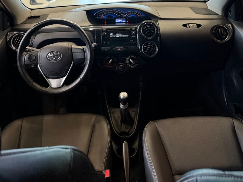 TOYOTA ETIOS CROSS 1.5 16V 2014/2015 LEHMEN VEÍCULOS VENÂNCIO AIRES / Carros no Vale