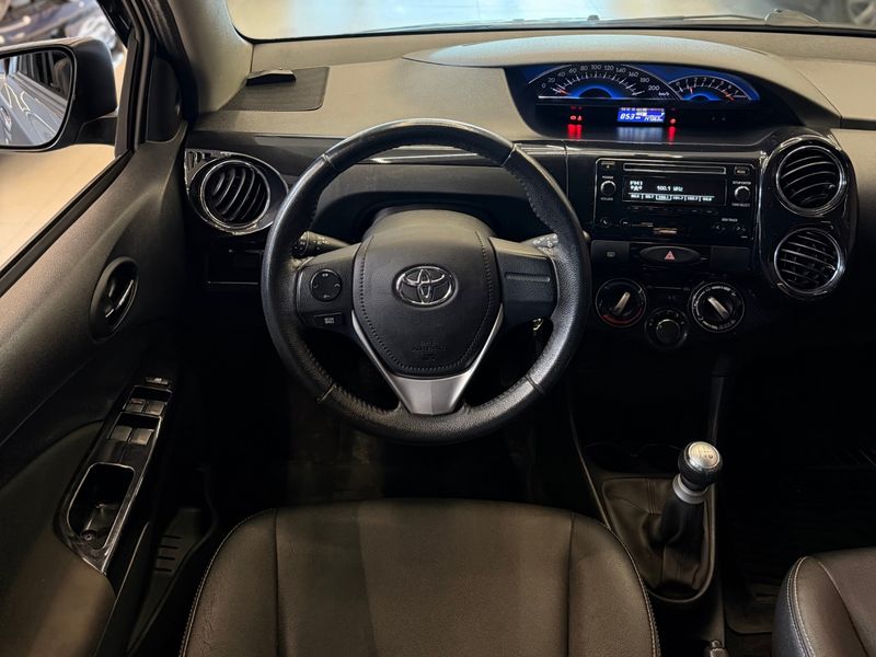 TOYOTA ETIOS CROSS 1.5 16V 2014/2015 LEHMEN VEÍCULOS VENÂNCIO AIRES / Carros no Vale