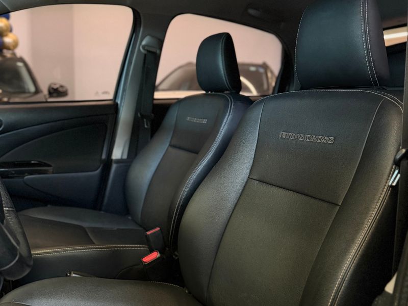 TOYOTA ETIOS CROSS 1.5 16V 2014/2015 LEHMEN VEÍCULOS VENÂNCIO AIRES / Carros no Vale