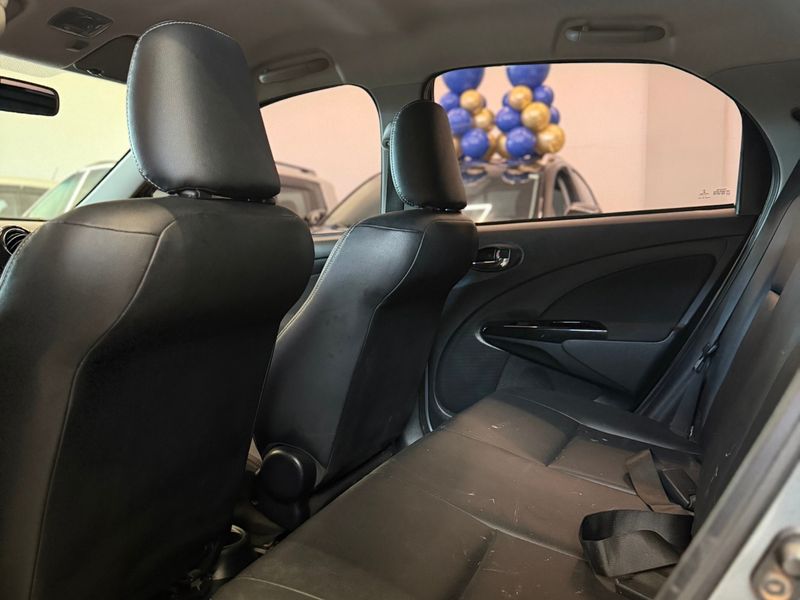 TOYOTA ETIOS CROSS 1.5 16V 2014/2015 LEHMEN VEÍCULOS VENÂNCIO AIRES / Carros no Vale