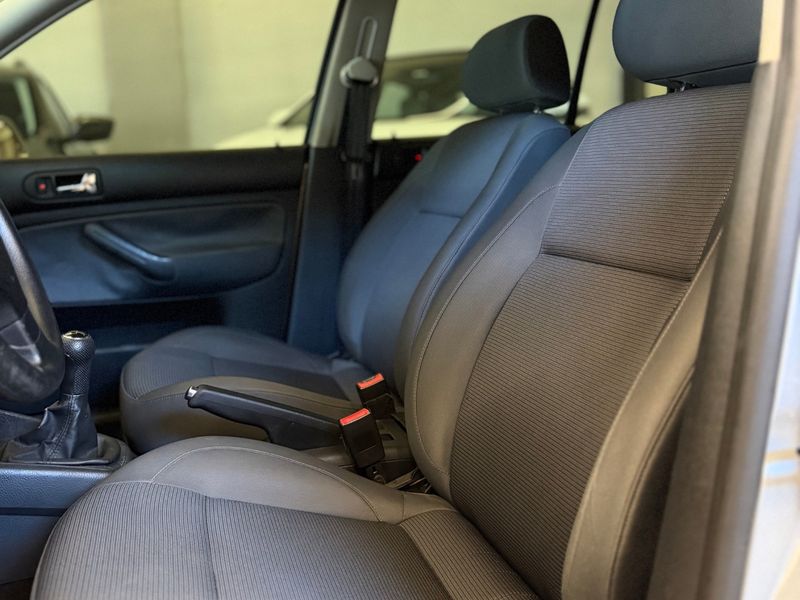 VOLKSWAGEN GOLF 1.6 MI 8V 2009/2010 LEHMEN VEÍCULOS VENÂNCIO AIRES / Carros no Vale