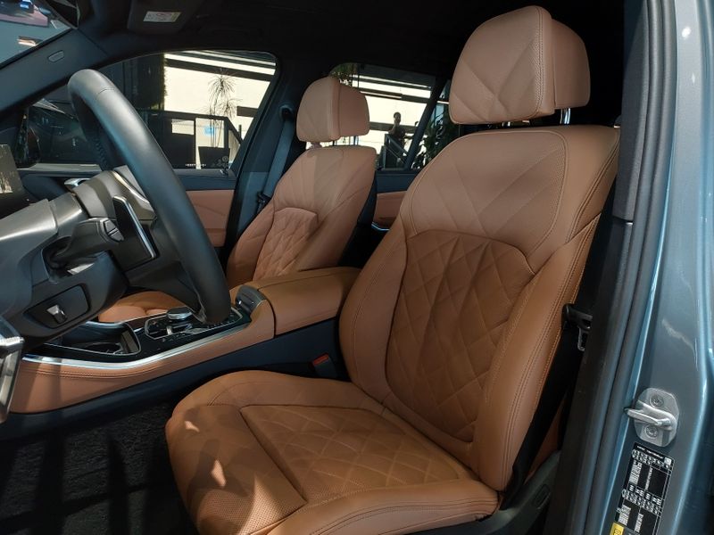 BMW X5 3.0 I6 TURBO HÍBRIDO XDRIVE50E M SPORT AUTOMÁTICO 2025/2025 BETIOLO NOVOS E SEMINOVOS LAJEADO / Carros no Vale