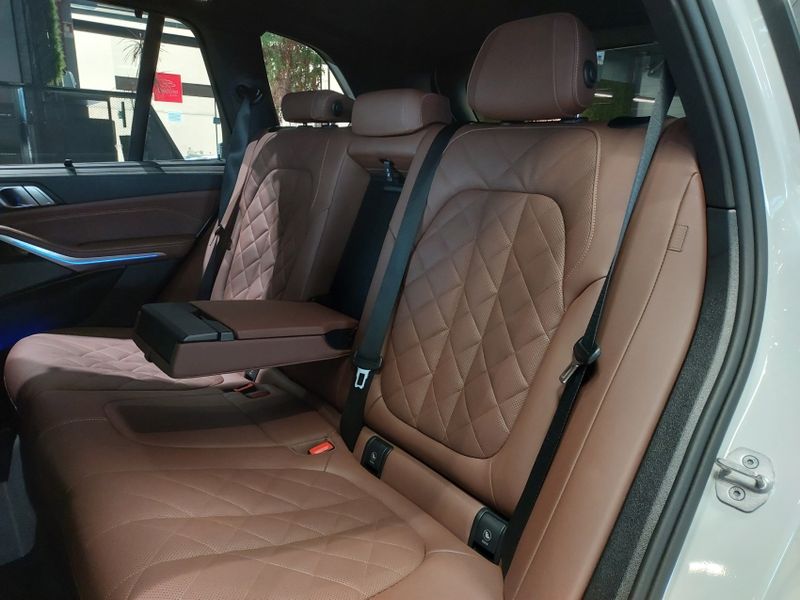BMW X5 3.0 I6 TURBO HÍBRIDO XDRIVE50E M SPORT AUTOMÁTICO 2025/2025 BETIOLO NOVOS E SEMINOVOS LAJEADO / Carros no Vale
