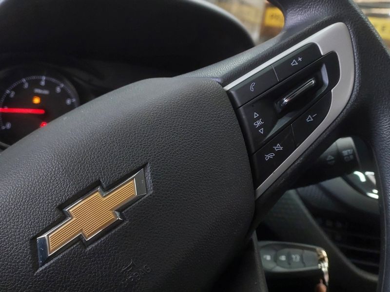 Chevrolet ONIX 1.0 FLEX MANUAL 2024/2025 BETIOLO NOVOS E SEMINOVOS LAJEADO / Carros no Vale