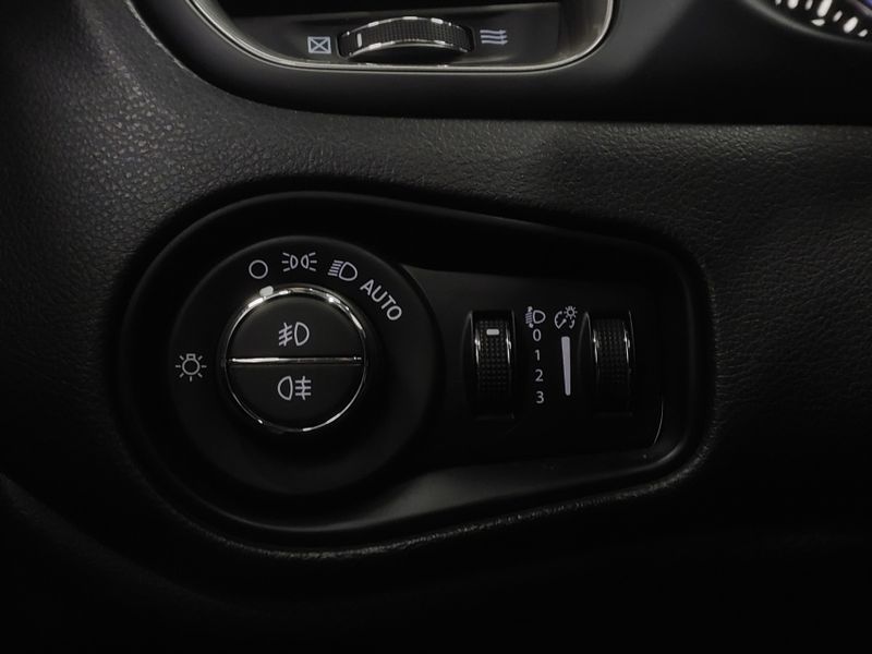 JEEP RENEGADE 1.8 16V FLEX LIMITED 4P AUTOMÁTICO 2020/2021 BETIOLO NOVOS E SEMINOVOS LAJEADO / Carros no Vale