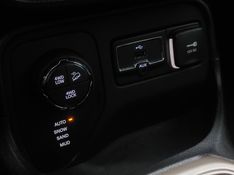 JEEP RENEGADE 2.0 16V TURBO DIESEL SPORT 4P 4X4 AUTOMÁTICO 2015/2016 BETIOLO NOVOS E SEMINOVOS LAJEADO / Carros no Vale
