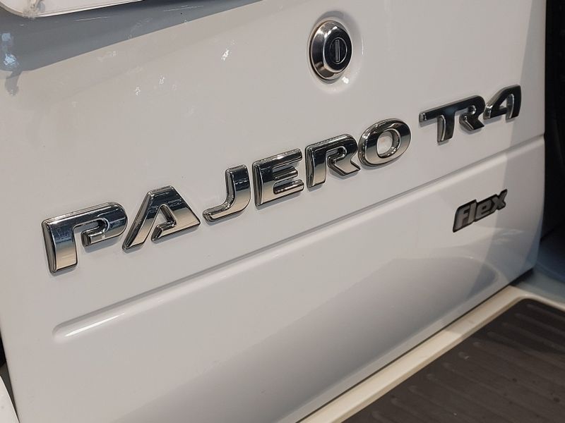 Mitsubishi PAJERO TR4 2.0 4X4 16V 140CV FLEX 4P AUTOMÁTICO 2013/2014 BETIOLO NOVOS E SEMINOVOS LAJEADO / Carros no Vale Mitsubishi PAJERO TR4 2.0 4X4 16V 140CV FLEX 4P AUTOMÁTICO 2013/2014 BETIOLO NOVOS E SEMINOVOS LAJEADO / Carros no Vale