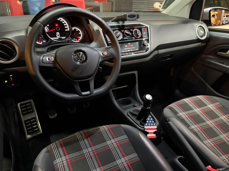 Volkswagen UP 1.0 170 TSI TOTAL FLEX XTREME 4P MANUAL 2019/2020 CASTELLAN E TOMAZONI MOTORS CAXIAS DO SUL / Carros no Vale