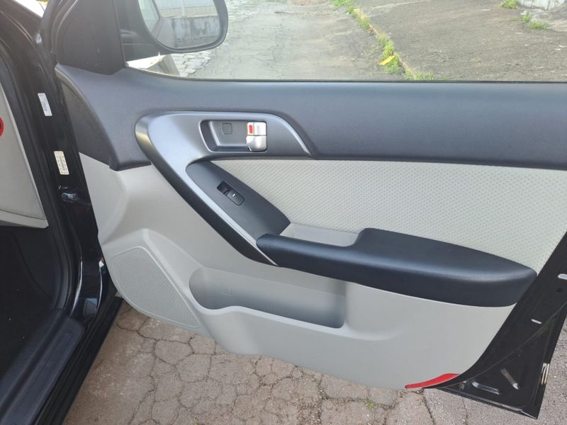 KIA CERATO 1.6 E.213 SEDAN 16V GASOLINA 4P MANUAL 2009/2010 CAMINHÕES & CAMIONETAS PASSO FUNDO / Carros no Vale