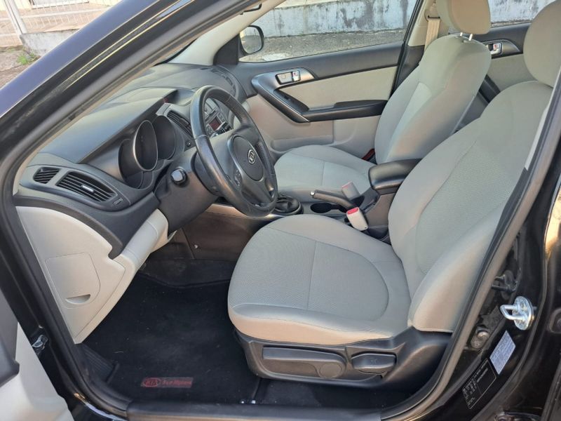 KIA CERATO 1.6 E.213 SEDAN 16V GASOLINA 4P MANUAL 2009/2010 CAMINHÕES & CAMIONETAS PASSO FUNDO / Carros no Vale