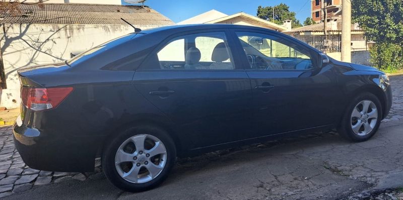 KIA CERATO 1.6 E.213 SEDAN 16V GASOLINA 4P MANUAL 2009/2010 CAMINHÕES & CAMIONETAS PASSO FUNDO / Carros no Vale
