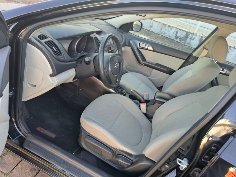 KIA CERATO 1.6 E.213 SEDAN 16V GASOLINA 4P MANUAL 2009/2010 CAMINHÕES & CAMIONETAS PASSO FUNDO / Carros no Vale