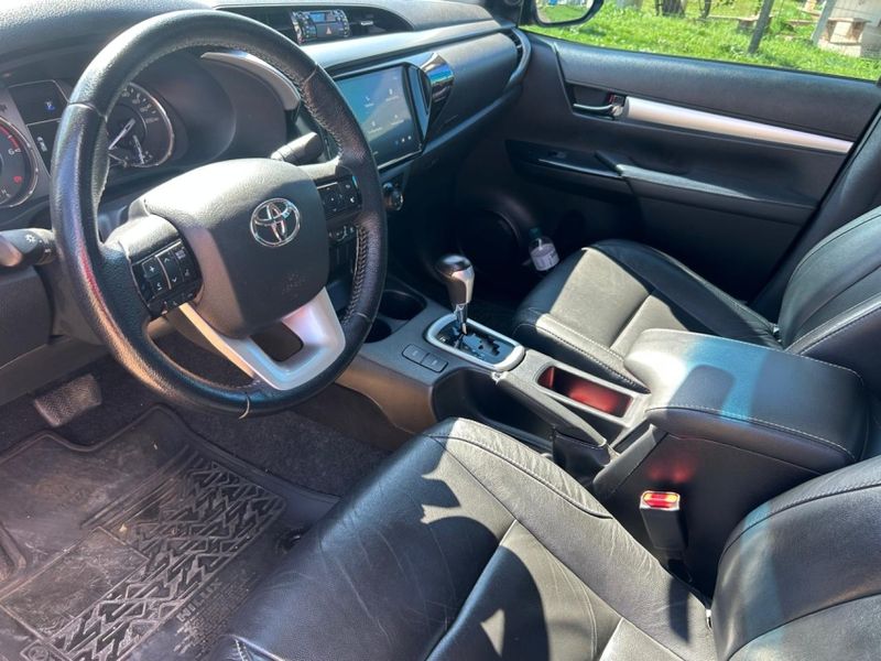 Toyota HILUX 2.8 D-4D TURBO DIESEL CD SR 4X4 AUTOMÁTICO 2023/2024 CAMINHÕES & CAMIONETAS PASSO FUNDO / Carros no Vale Toyota HILUX 2.8 D-4D TURBO DIESEL CD SR 4X4 AUTOMÁTICO 2023/2024 CAMINHÕES & CAMIONETAS PASSO FUNDO / Carros no Vale