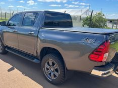Toyota HILUX 2.8 D-4D TURBO DIESEL CD SR 4X4 AUTOMÁTICO 2023/2024 CAMINHÕES & CAMIONETAS PASSO FUNDO / Carros no Vale