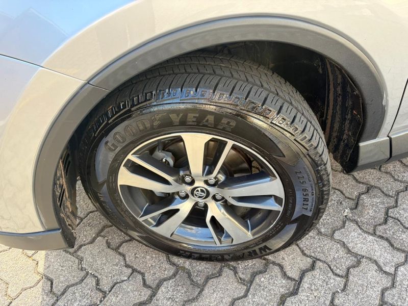Toyota RAV4 2.0 16V GASOLINA 4P AUTOMÁTICO 2017/2018 CAMINHÕES & CAMIONETAS PASSO FUNDO / Carros no Vale Toyota RAV4 2.0 16V GASOLINA 4P AUTOMÁTICO 2017/2018 CAMINHÕES & CAMIONETAS PASSO FUNDO / Carros no Vale