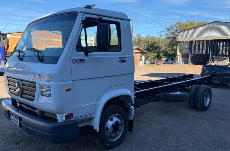 Volkswagen 8120 8-120/8-120 Euro3 Worker 2p Chassi 2002/2002 CAMINHÕES & CAMIONETAS PASSO FUNDO / Carros no Vale