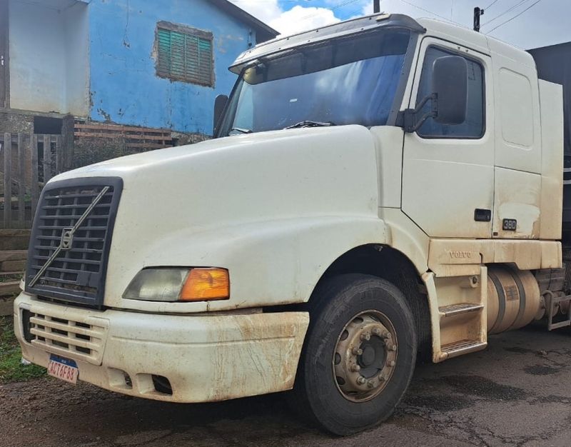 Volvo NH12 380 NH-12 380 6×2 2p 2003/2003 CAMINHÕES & CAMIONETAS PASSO FUNDO / Carros no Vale