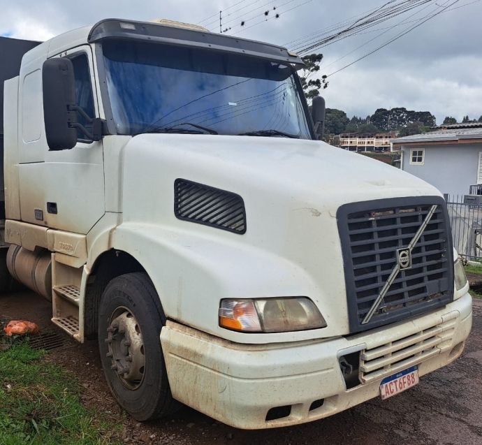 Volvo NH12 380 NH-12 380 6×2 2p 2003/2003 CAMINHÕES & CAMIONETAS PASSO FUNDO / Carros no Vale