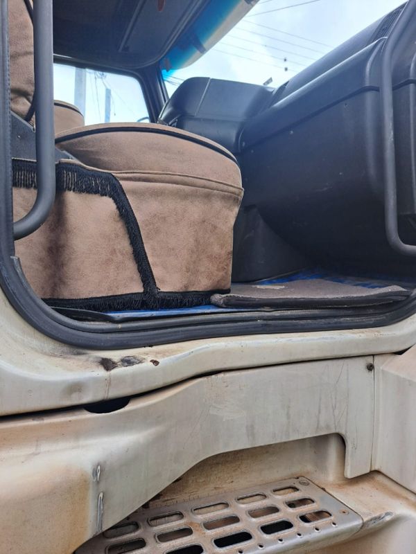 Volvo NH12 380 NH-12 380 6×2 2p 2003/2003 CAMINHÕES & CAMIONETAS PASSO FUNDO / Carros no Vale