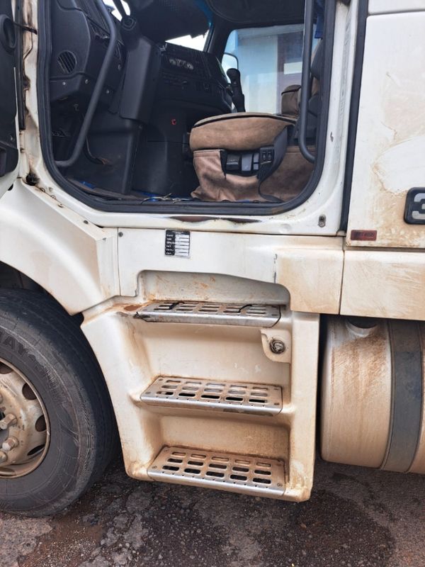 Volvo NH12 380 NH-12 380 6×2 2p 2003/2003 CAMINHÕES & CAMIONETAS PASSO FUNDO / Carros no Vale