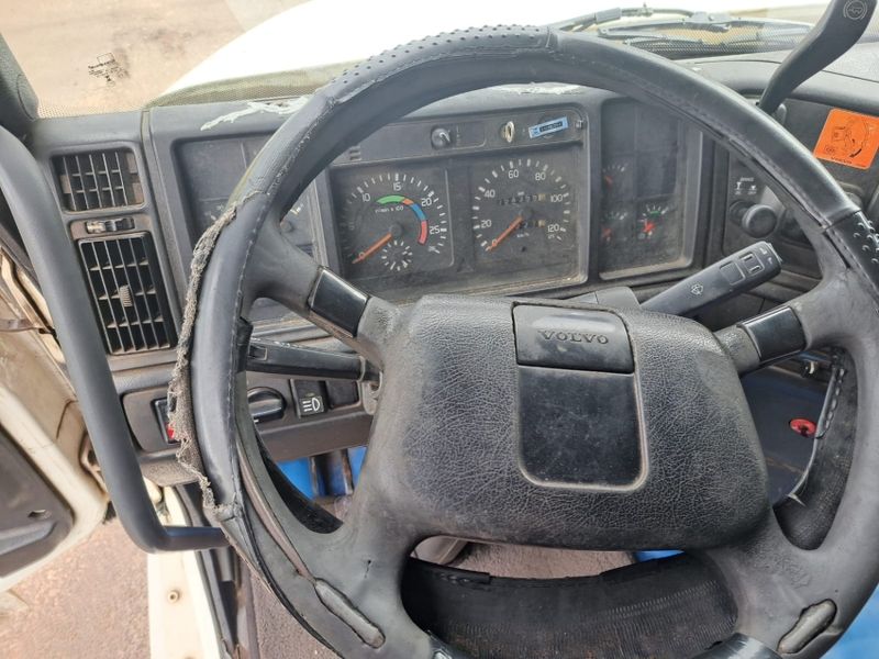 Volvo NH12 380 NH-12 380 6×2 2p 2003/2003 CAMINHÕES & CAMIONETAS PASSO FUNDO / Carros no Vale