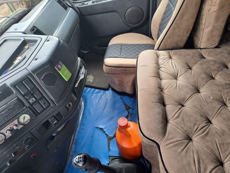 Volvo NH12 380 NH-12 380 6×2 2p 2003/2003 CAMINHÕES & CAMIONETAS PASSO FUNDO / Carros no Vale
