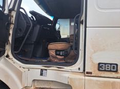 Volvo NH12 380 NH-12 380 6×2 2p 2003/2003 CAMINHÕES & CAMIONETAS PASSO FUNDO / Carros no Vale