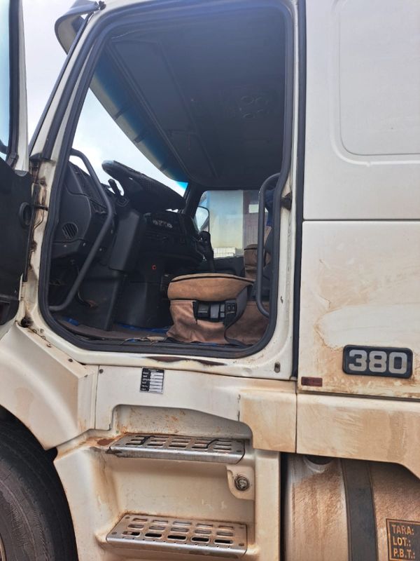 Volvo NH12 380 NH-12 380 6×2 2p 2003/2003 CAMINHÕES & CAMIONETAS PASSO FUNDO / Carros no Vale