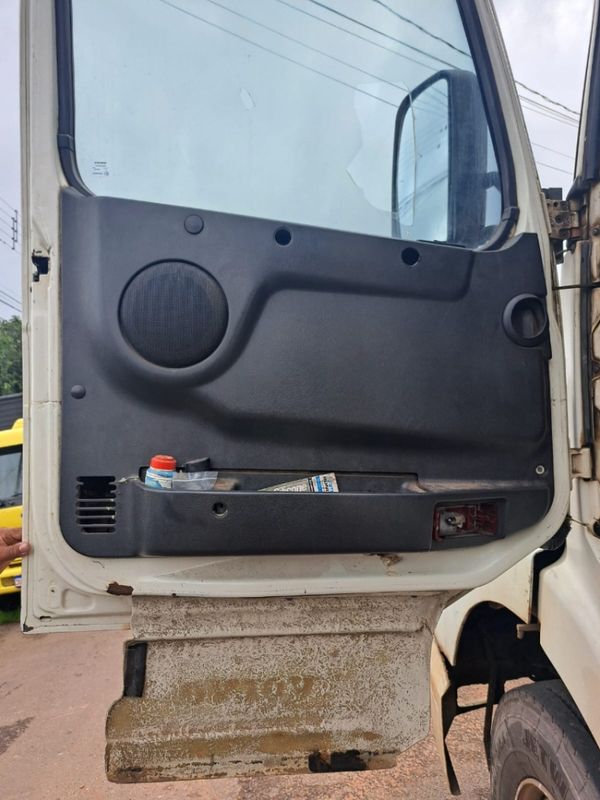 Volvo NH12 380 NH-12 380 6×2 2p 2003/2003 CAMINHÕES & CAMIONETAS PASSO FUNDO / Carros no Vale
