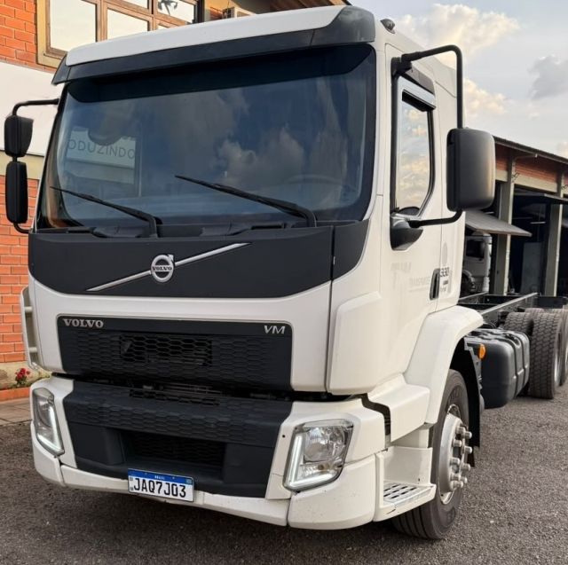 Volvo VM 330 6×2 2p Chassi 2021/2021 CAMINHÕES & CAMIONETAS PASSO FUNDO / Carros no Vale Volvo VM 330 6×2 2p Chassi 2021/2021 CAMINHÕES & CAMIONETAS PASSO FUNDO / Carros no Vale