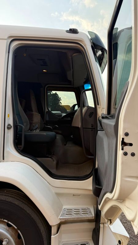 Volvo VM 330 6×2 2p Chassi 2021/2021 CAMINHÕES & CAMIONETAS PASSO FUNDO / Carros no Vale Volvo VM 330 6×2 2p Chassi 2021/2021 CAMINHÕES & CAMIONETAS PASSO FUNDO / Carros no Vale