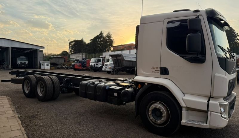 Volvo VM 330 6×2 2p Chassi 2021/2021 CAMINHÕES & CAMIONETAS PASSO FUNDO / Carros no Vale Volvo VM 330 6×2 2p Chassi 2021/2021 CAMINHÕES & CAMIONETAS PASSO FUNDO / Carros no Vale